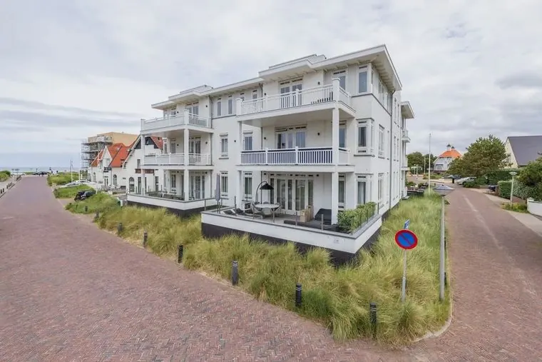 Appartementen aan de boulevard — glas- en gevelreiniging door Monfils