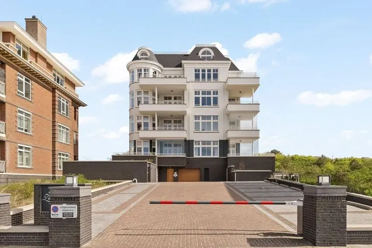 Appartementen aan zee — glas- en gevelreiniging door Monfils