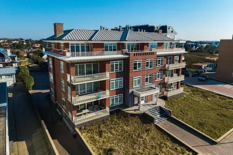 Appartementencomplex in de duinen — glas- en gevelreiniging door Monfils