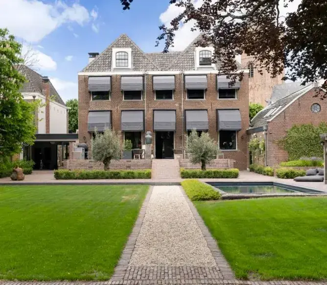 Herenhuis met tuin — glas- en gevelreiniging door Monfils