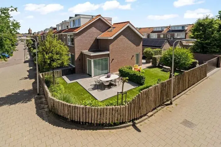 Hoekhuis — glas- en gevelreiniging door Monfils