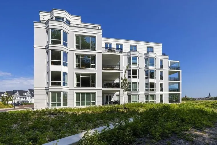 Modern appartementencomplex — glas- en gevelreiniging door Monfils
