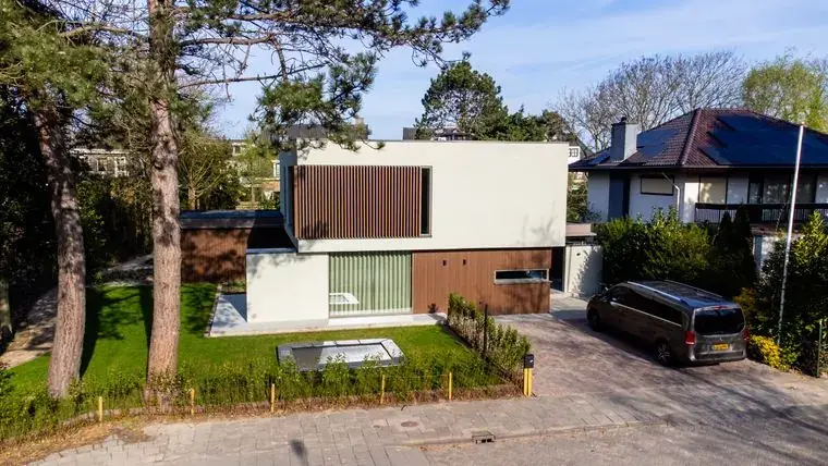 Moderne villa — glas- en gevelreiniging door Monfils